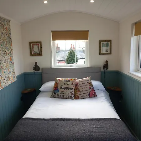 The Mad Hatter's Shepherd's Hut Alpehytte