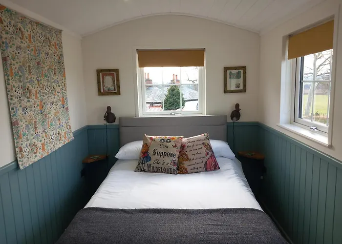 The Mad Hatter's Shepherd's Hut Chalé